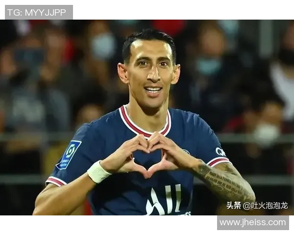 足球明星比心瞬间展现温暖与激情的完美结合,感受他们的爱与支持 足球明星比心瞬间展现温暖与激情的完美结合,感受他们的爱与支持